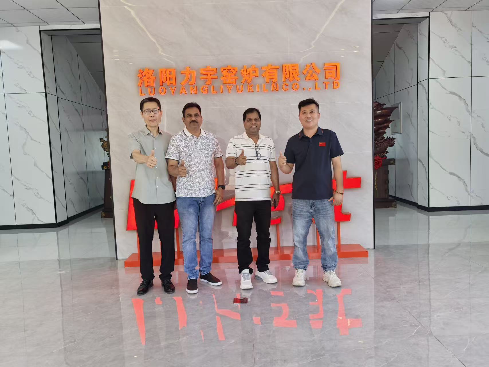 印度客户到访洛阳力宇窑炉 洽谈真空炉采购合作
